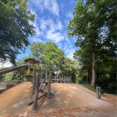 Bild vom Spielplatz anzeigen.