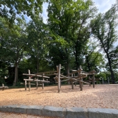 Bild vom Spielplatz anzeigen.
