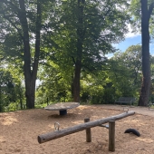 Bild vom Spielplatz anzeigen.