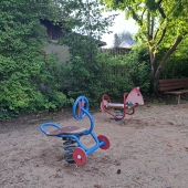 Bild vom Spielplatz anzeigen.