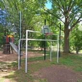 Bild vom Spielplatz anzeigen.