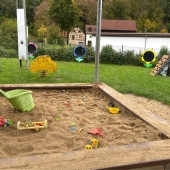 Bild vom Spielplatz anzeigen.