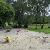 Bild vom Spielplatz anzeigen.