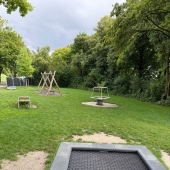 Bild vom Spielplatz anzeigen.