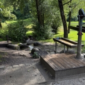 Bild vom Spielplatz anzeigen.