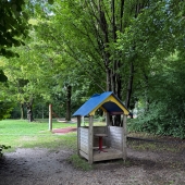 Bild vom Spielplatz anzeigen.