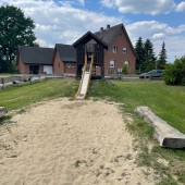 Bild vom Spielplatz anzeigen.