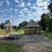 Bild vom Spielplatz anzeigen.