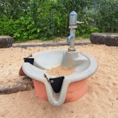 Bild vom Spielplatz anzeigen.