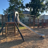 Bild vom Spielplatz anzeigen.
