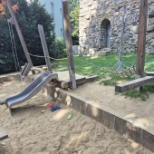 Bild vom Spielplatz anzeigen.