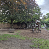 Bild vom Spielplatz anzeigen.