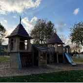 Bild vom Spielplatz anzeigen.