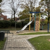 Bild vom Spielplatz anzeigen.