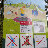 Bild vom Spielplatz anzeigen.
