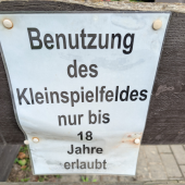 Bild vom Spielplatz anzeigen.