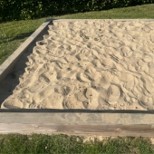 Bild vom Spielplatz anzeigen.