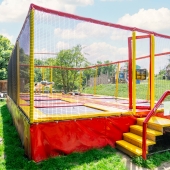 Bild vom Spielplatz anzeigen.