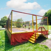 Bild vom Spielplatz anzeigen.