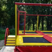 Bild vom Spielplatz anzeigen.