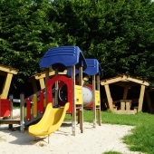 Bild vom Spielplatz anzeigen.