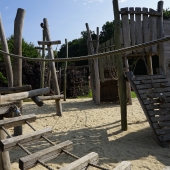 Bild vom Spielplatz anzeigen.
