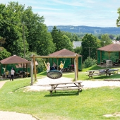 Bild vom Spielplatz anzeigen.