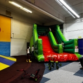 Bild vom Spielplatz anzeigen.