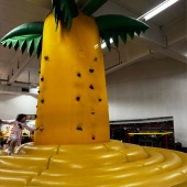 Bild vom Spielplatz anzeigen.