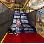 Bild vom Spielplatz anzeigen.