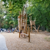 Bild vom Spielplatz anzeigen.