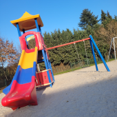 Bild vom Spielplatz anzeigen.