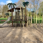 Bild vom Spielplatz anzeigen.