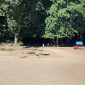 Bild vom Spielplatz anzeigen.