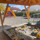 Bild vom Spielplatz anzeigen.