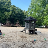 Bild vom Spielplatz anzeigen.
