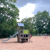Bild vom Spielplatz anzeigen.