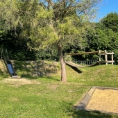 Bild vom Spielplatz anzeigen.