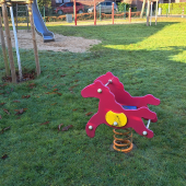 Bild vom Spielplatz anzeigen.