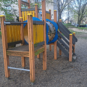 Bild vom Spielplatz anzeigen.