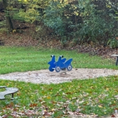 Bild vom Spielplatz anzeigen.