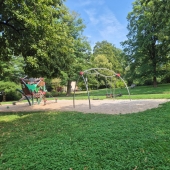 Bild vom Spielplatz anzeigen.