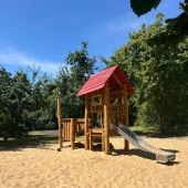 Bild vom Spielplatz anzeigen.
