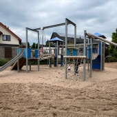 Bild vom Spielplatz anzeigen.
