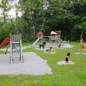 Bild vom Spielplatz anzeigen.