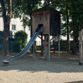 Bild vom Spielplatz anzeigen.