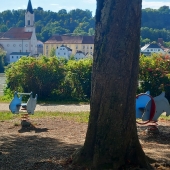 Bild vom Spielplatz anzeigen.