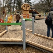 Bild vom Spielplatz anzeigen.