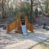 Bild vom Spielplatz anzeigen.