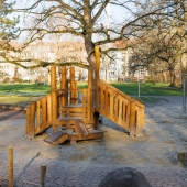 Bild vom Spielplatz anzeigen.